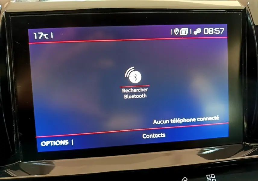 Écran tactile central du Citroën C5 Aircross 2020 affichant la recherche Bluetooth, entouré de la console noire brillante.