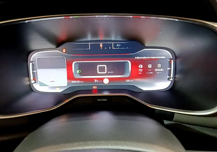 Tableau de bord numérique du Citroën C5 Aircross 1.5 BlueHDi 130 Business affichant les informations de conduite.