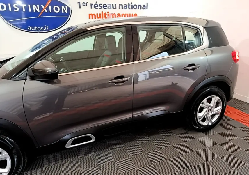 Profil côté gauche du Citroën C5 Aircross gris foncé 2020 avec jantes alliage et contours de vitres chromés.
