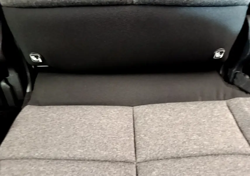 Détail des sièges arrière gris clair et noir du Citroën C5 Aircross 2020 avec fixation ISOFIX visible.