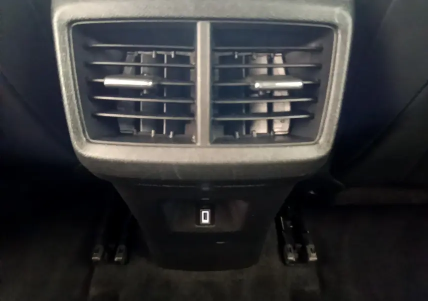 Gros plan sur les aérateurs arrière noirs et la prise USB du Citroën C5 Aircross gris foncé 2020.