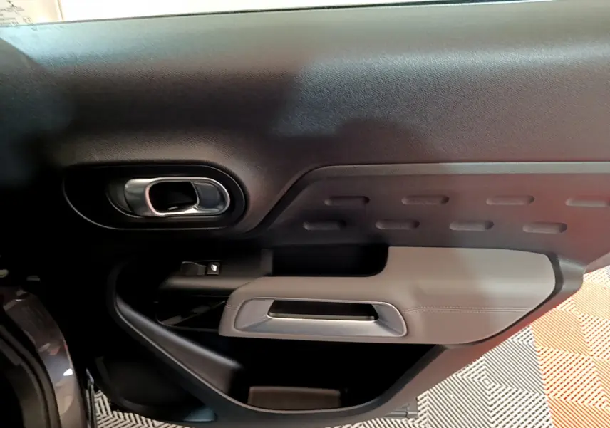 Détail de la porte intérieure côté gauche gris clair et noir du Citroën C5 Aircross 2020 gris foncé
