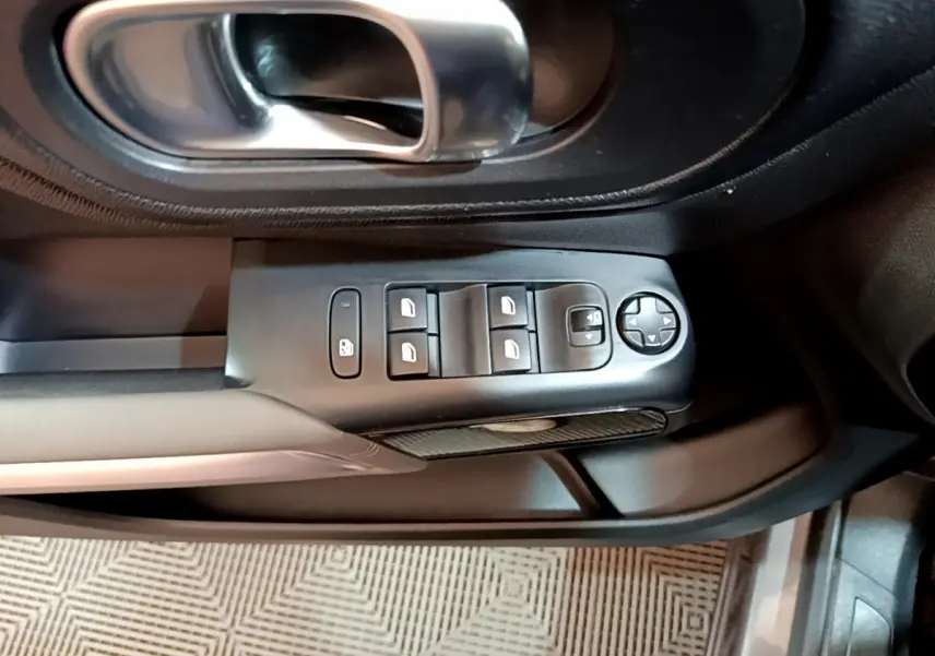 Panneau de commandes des vitres et rétroviseurs côté conducteur du Citroën C5 Aircross gris foncé, intérieur noir.