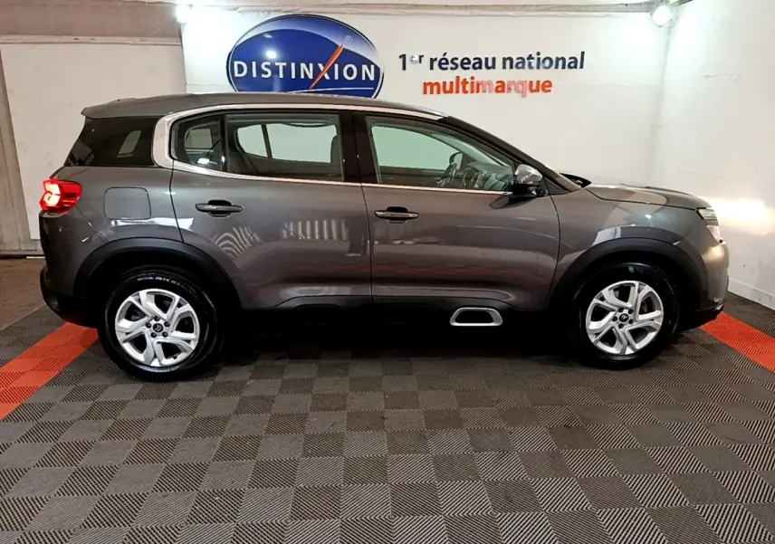 Profil droit d'un Citroën C5 Aircross gris foncé 2020 avec jantes alliage et inserts Silver Anodisé visibles sur le bouclier.