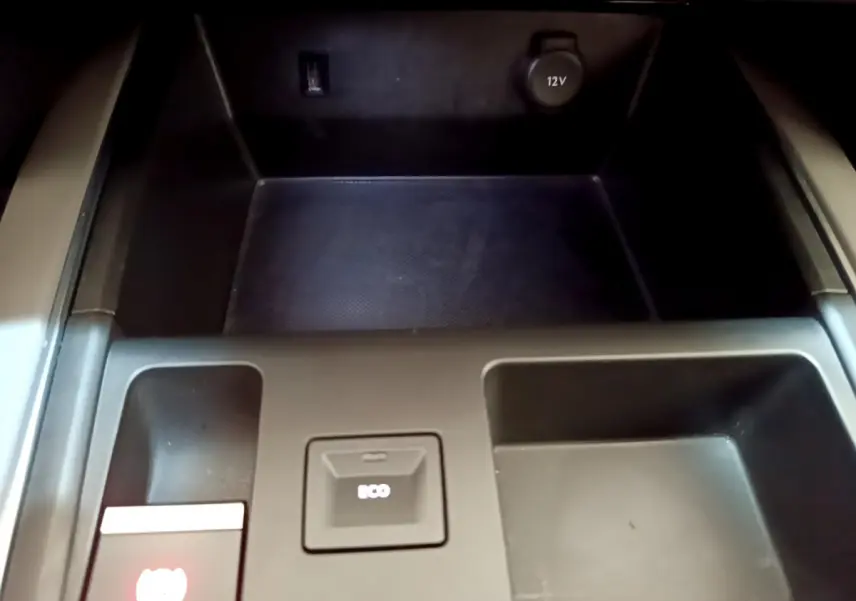 Gros plan sur la console centrale noire du Citroën C5 Aircross 1.5 BlueHDi avec bouton ECO et prise 12V visible.