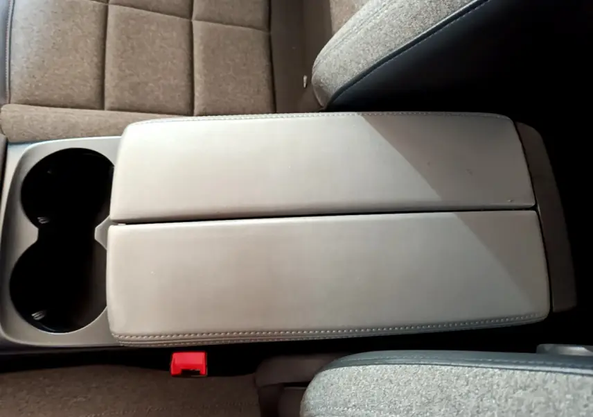 Accoudoir central gris clair en cuir du Citroën C5 Aircross 1.5 BlueHDi 130 Business, avec sièges tissu gris foncé.