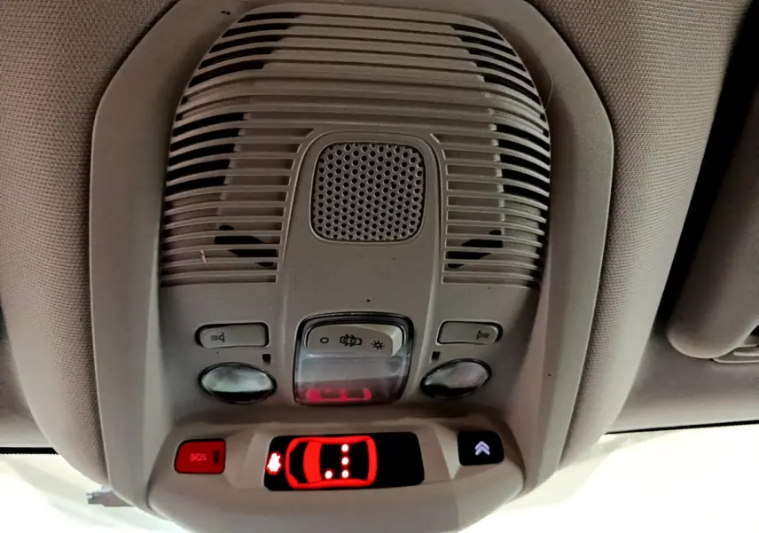 Vue en gros plan du plafonnier gris clair du Citroën C5 Aircross 2020 avec bouton SOS et affichage lumineux rouge.