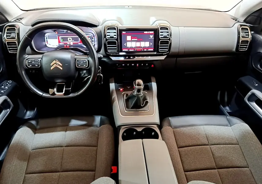 Vue intérieure avant du Citroën C5 Aircross 2020, tableau de bord noir avec écran tactile et volant cuir Mistral.
