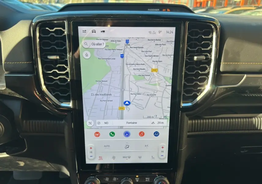 Vue rapprochée de l’écran tactile central du Ford Ranger 2025 Wildtrak Plus, affichant la navigation GPS.