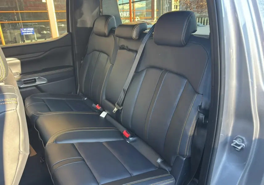 Vue intérieure sur la banquette arrière en cuir noir avec surpiqûres jaunes du Ford Ranger 2025 gris iconic.