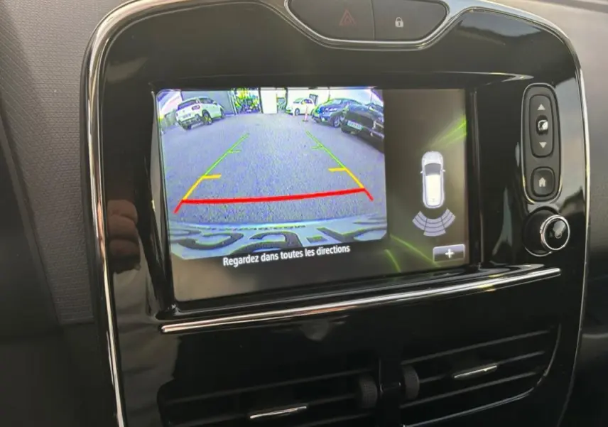 Écran central de la Renault Clio IV Estate gris clair montrant la caméra de recul et l'aide au stationnement.