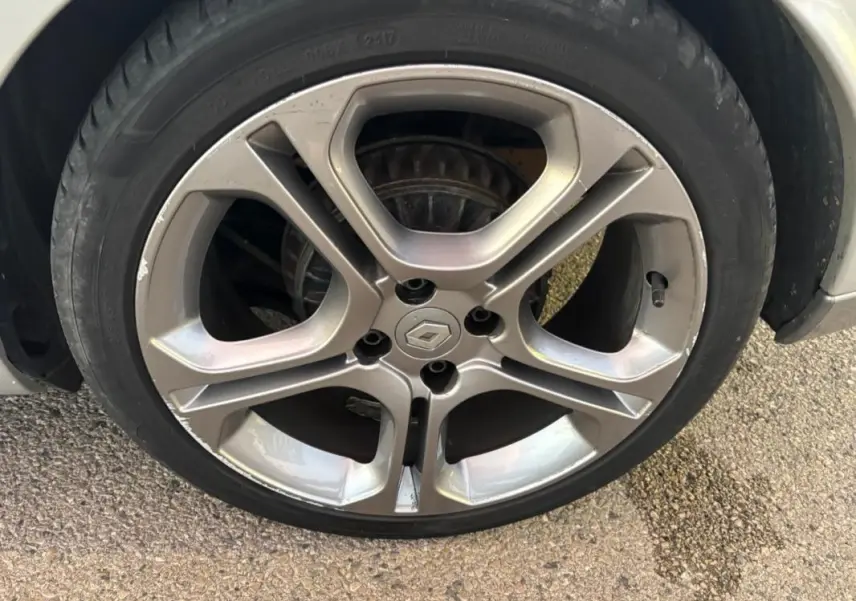 Gros plan sur la jante alliage 17 pouces gris clair d'une Renault Clio IV Estate TCe 120 GT EDC de 2015.