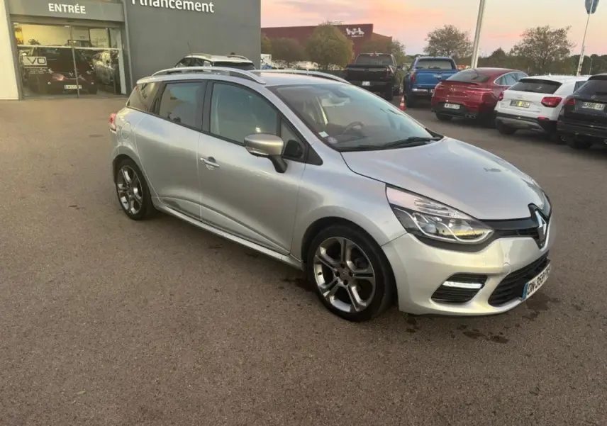 Renault Clio IV Estate gris clair vue 3/4 avant droit avec jantes alliage 17 pouces et vitres surteintées.