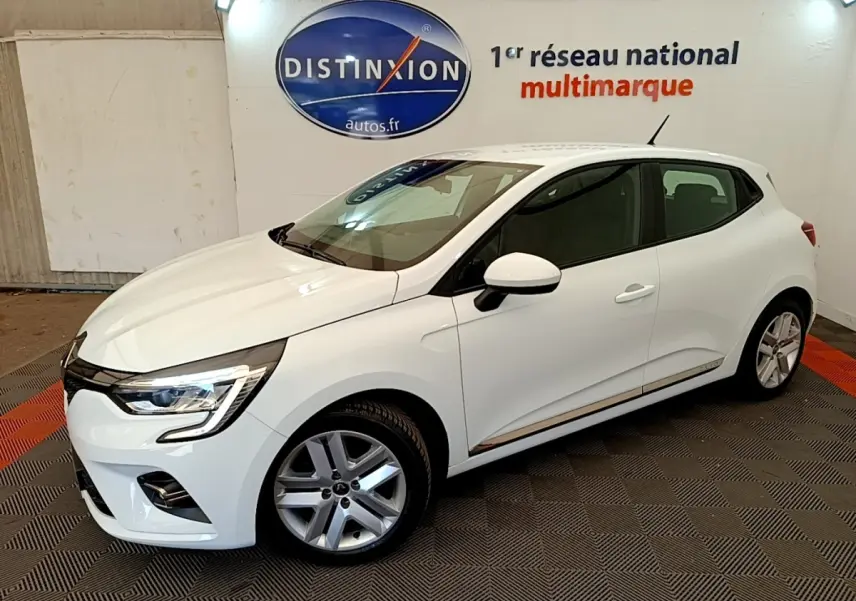 Renault Clio Business Blue dCi 85 blanche vue en 3/4 avant droit, avec phares LED et jantes alliage visibles.