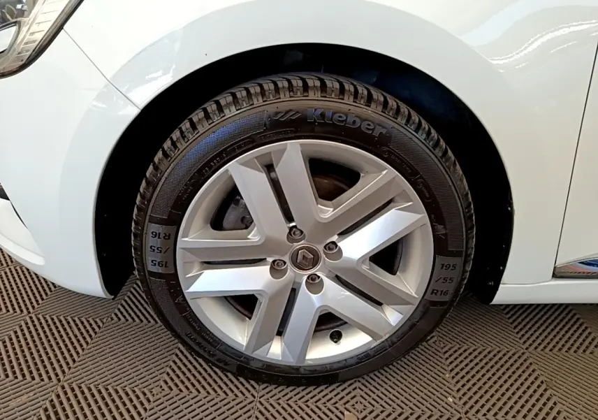 Gros plan sur la roue avant gauche blanche d’une Renault Clio Business Blue dCi 85 avec jante alliage et pneu Kleber.