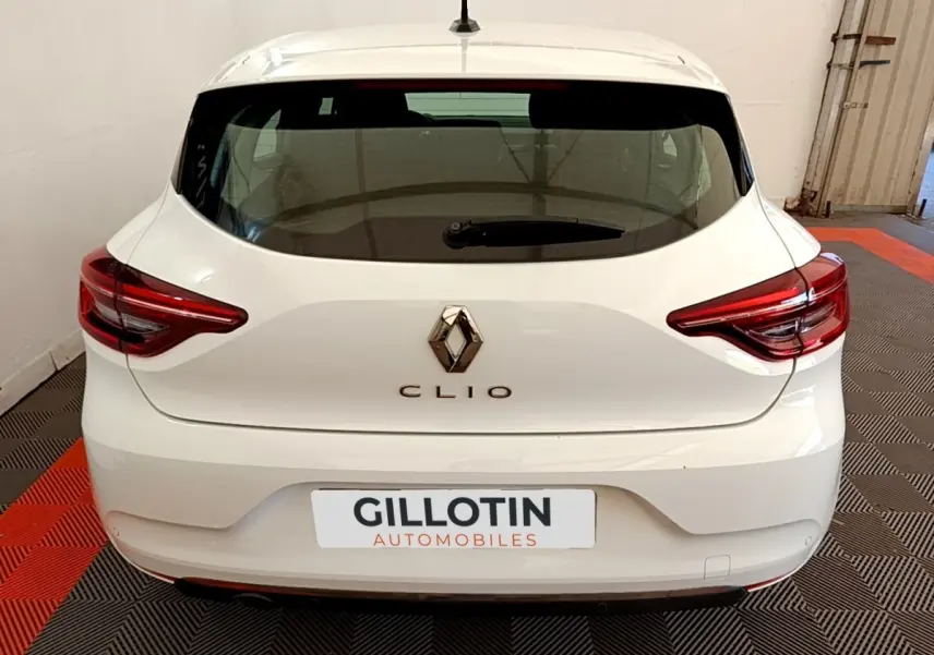 Vue arrière d'une Renault Clio blanche 2020 avec feux arrière LED et logo Renault centré sur le hayon.