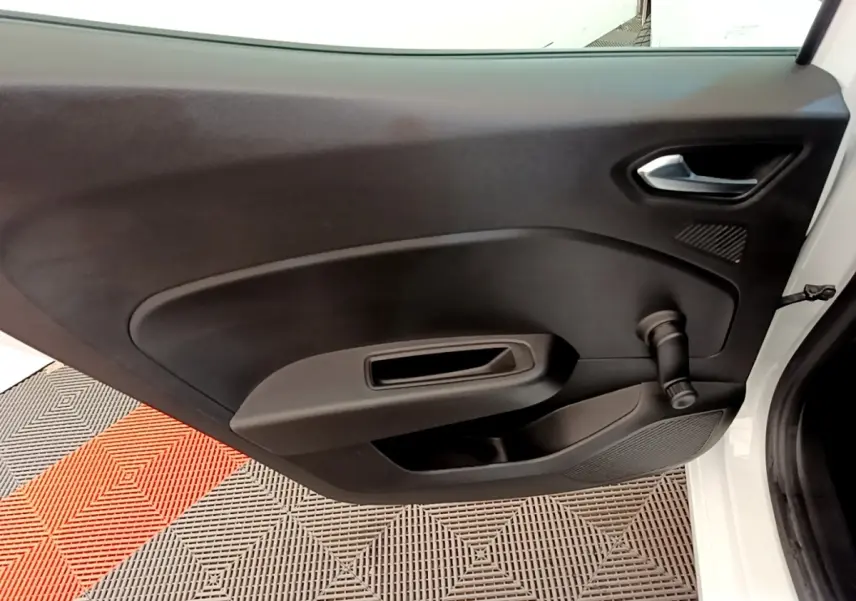 Vue rapprochée de la porte avant droite noire intérieure d'une Renault Clio Business Blue dCi 85 blanche de 2020.