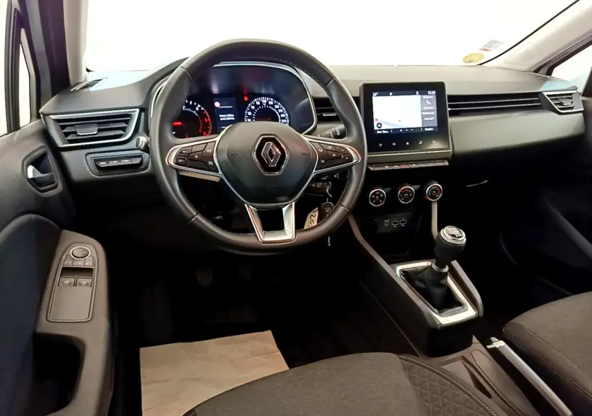 Vue intérieure avant du tableau de bord noir de la Renault Clio Business Blue dCi 85 avec volant multifonction et écran tactile central.