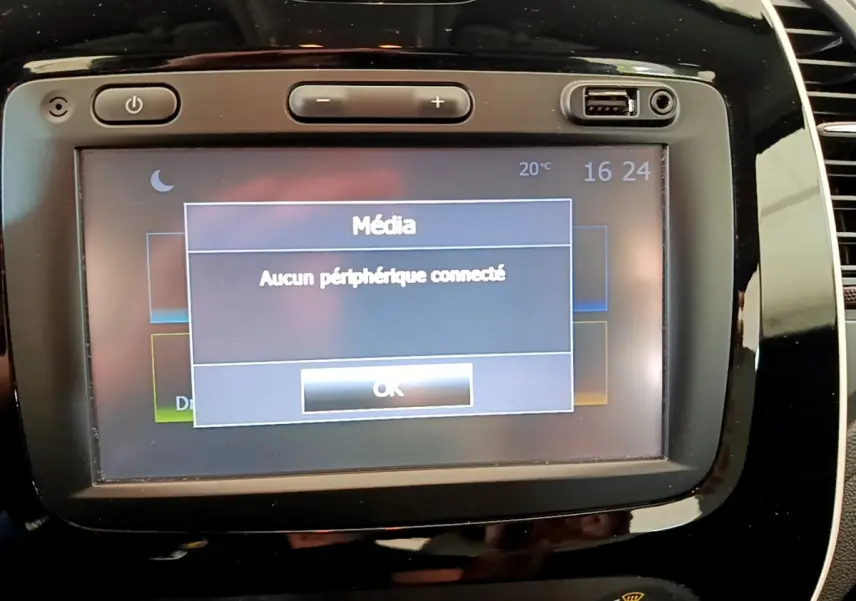 Écran tactile multimédia du tableau de bord du Renault Captur Business gris foncé affichant "Aucun périphérique connecté"