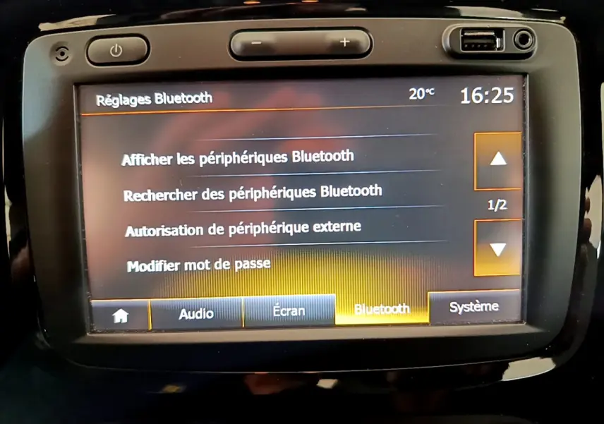 Écran tactile 7 pouces du système multimédia Renault Captur Business gris foncé, affichant les réglages Bluetooth.