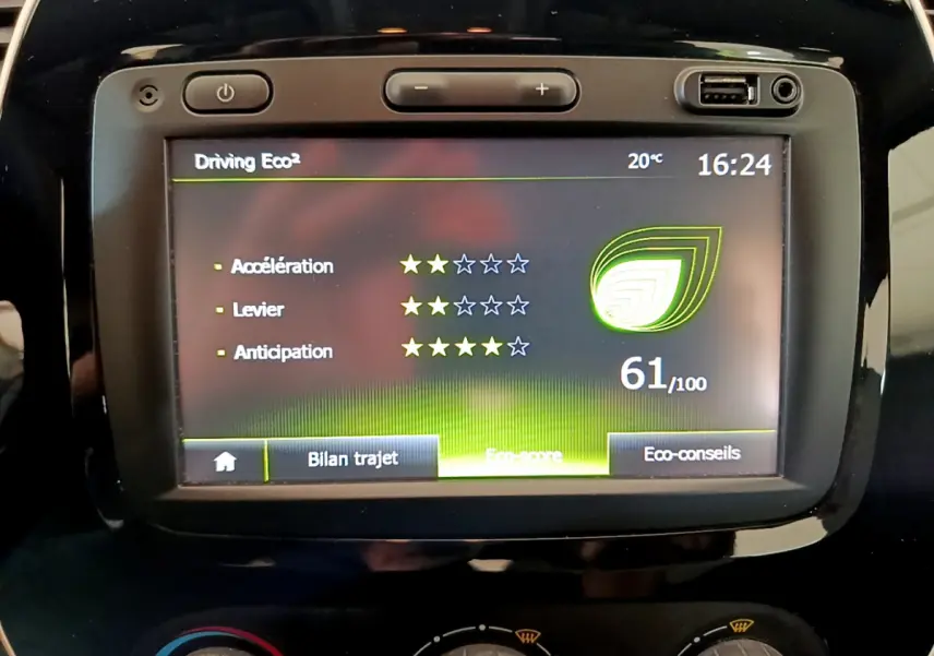 Écran tactile central du tableau de bord du Renault Captur Business gris foncé affichant le score Eco² à 61/100.