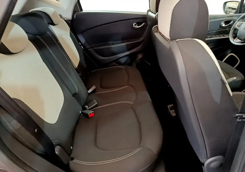 Vue intérieure du Renault Captur Business côté arrière, sièges tissu bicolore gris clair et foncé avec coutures apparentes.