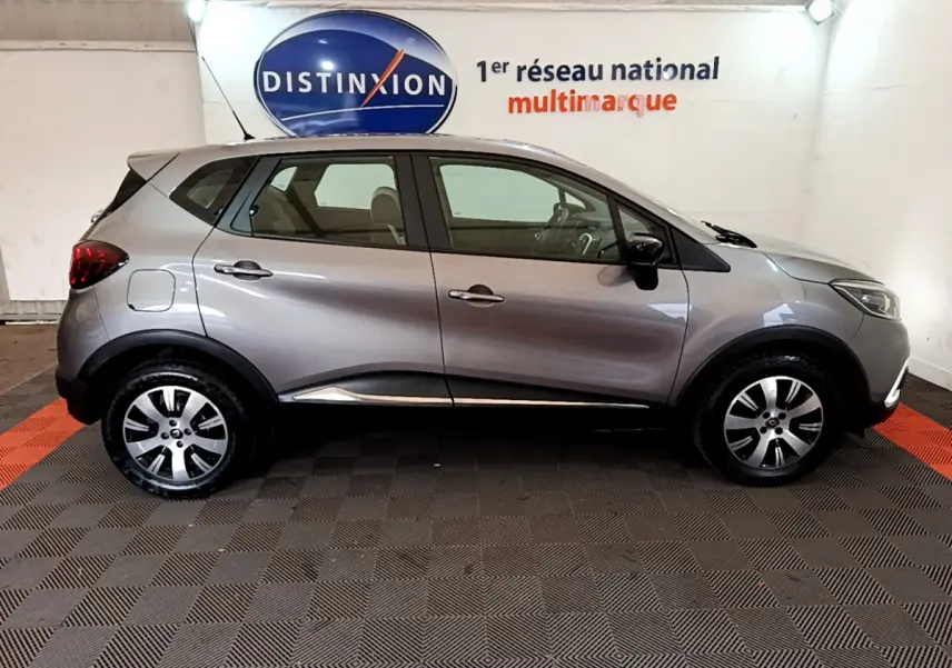 Profil côté droit d'un Renault Captur Business gris foncé 2018 avec jantes alliage et feux arrière LED.