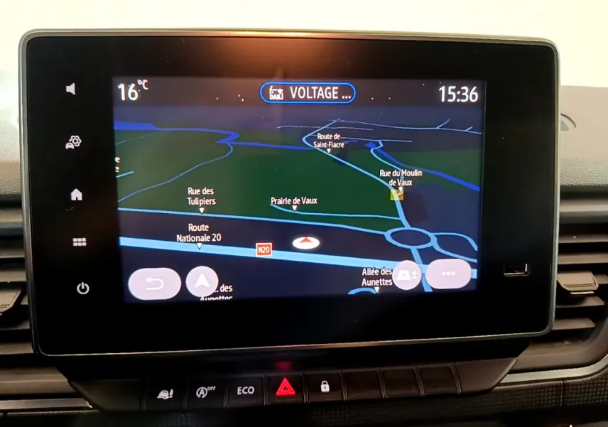Écran tactile du système de navigation du Renault Trafic Fourgon blanc, affichant une carte routière en intérieur.