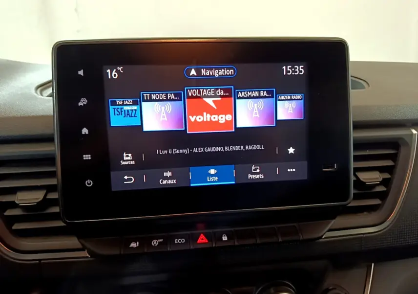Écran tactile central du Renault Trafic Fourgon 2022 affichant la radio numérique et commandes climatisation.