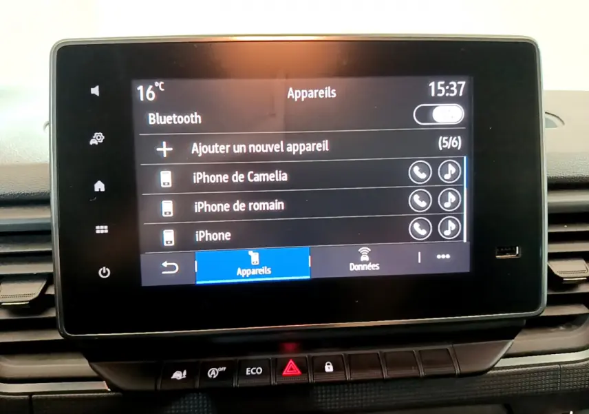 Écran tactile central du Renault Trafic Fourgon blanc de 2022 affichant le menu Bluetooth et les appareils connectés.