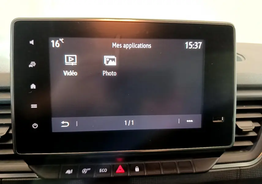 Écran tactile central du tableau de bord du Renault Trafic Fourgon blanc, affichant les applications vidéo et photo.