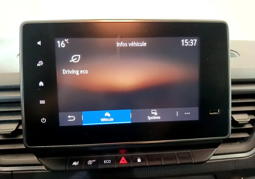 Écran tactile central du tableau de bord du Renault Trafic Fourgon blanc, affichant les infos véhicule en mode Driving eco.