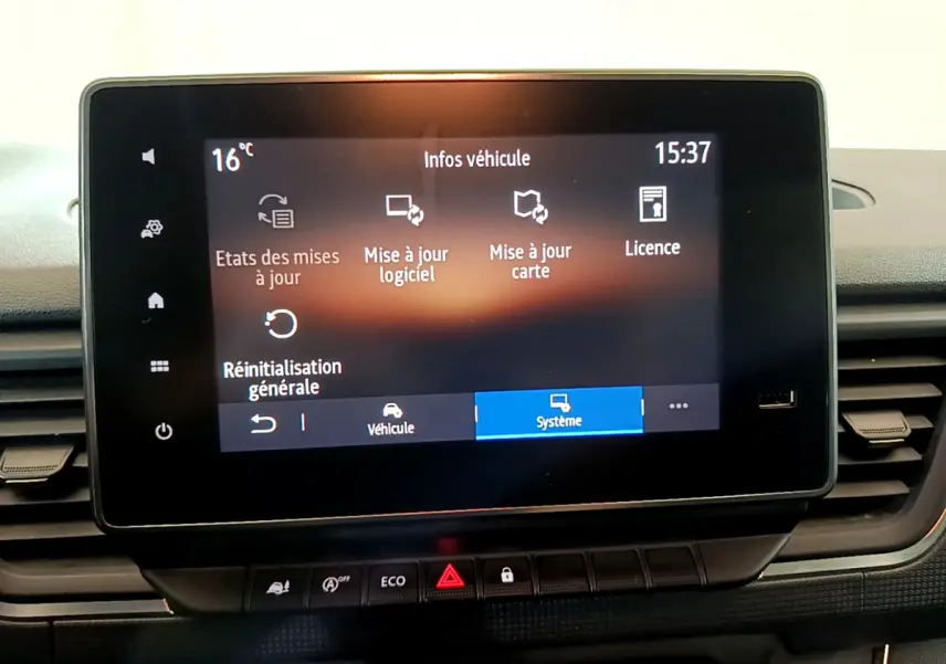 Écran tactile central du tableau de bord du Renault Trafic Fourgon 2022 affichant les options de mise à jour logiciel et carte.