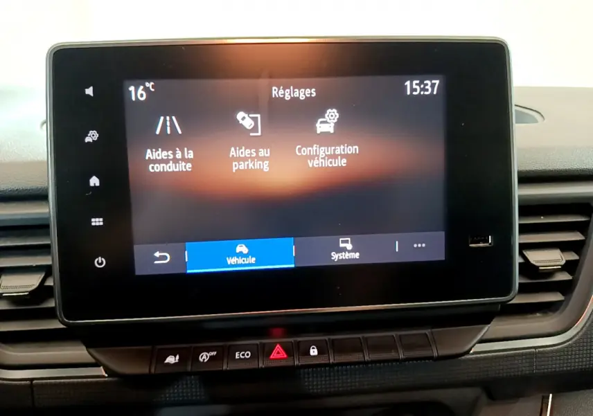 Écran tactile central du Renault Trafic Fourgon blanc 2022 affichant les réglages d'aides à la conduite et parking.