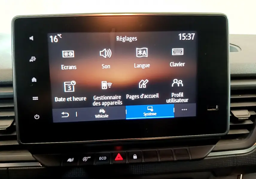 Écran tactile central du tableau de bord du Renault Trafic Fourgon 2022 affichant les réglages système.