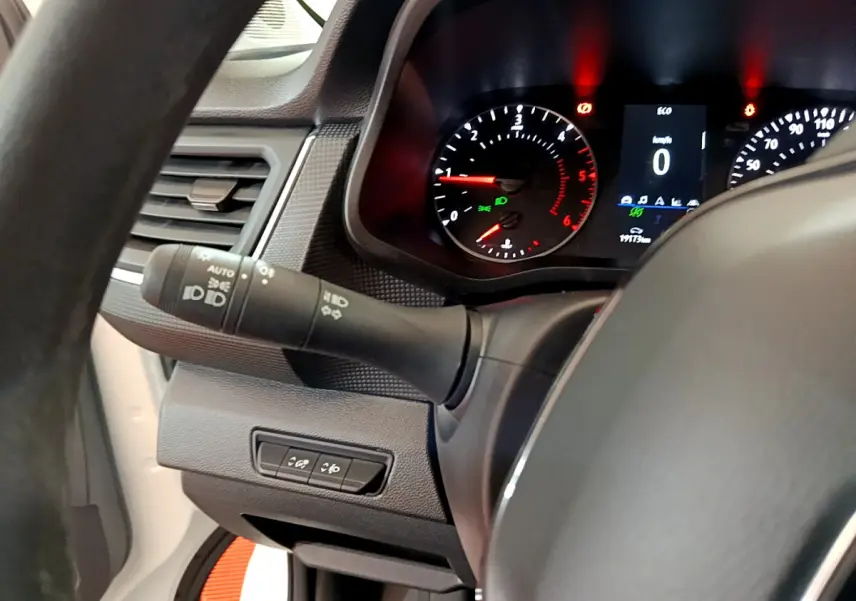 Vue rapprochée du tableau de bord du Renault Trafic Fourgon 2022, avec compteurs éclairés et commandes au volant visibles.