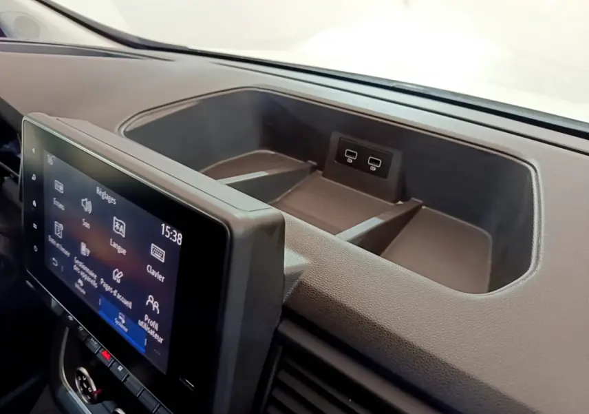 Vue rapprochée de la console centrale du Renault Trafic Fourgon blanc 2022 avec écran tactile et ports USB intégrés.