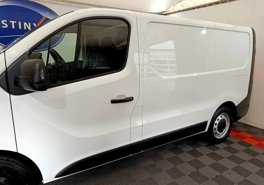 Vue de profil côté gauche d'un Renault Trafic Fourgon blanc 2022 avec jantes acier et rétroviseurs noirs.