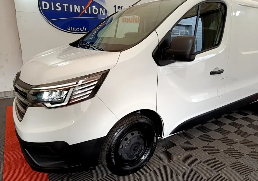 Vue 3/4 avant droit d'un Renault Trafic Fourgon blanc avec phares LED et jantes acier noires.