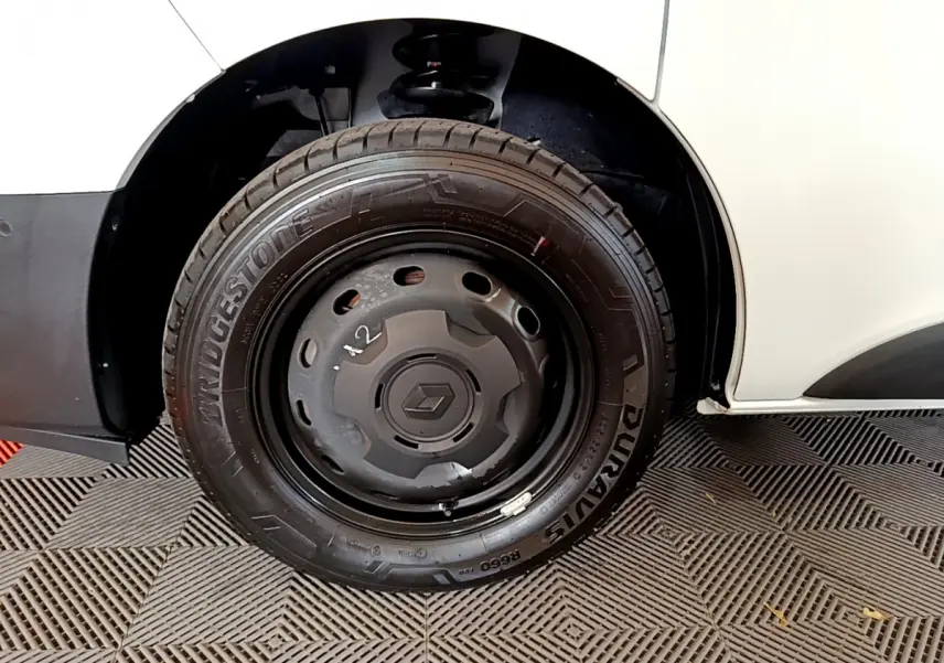 Gros plan sur la roue acier noire avec logo Renault du fourgon blanc Renault Trafic FG CF L1H1 2022.