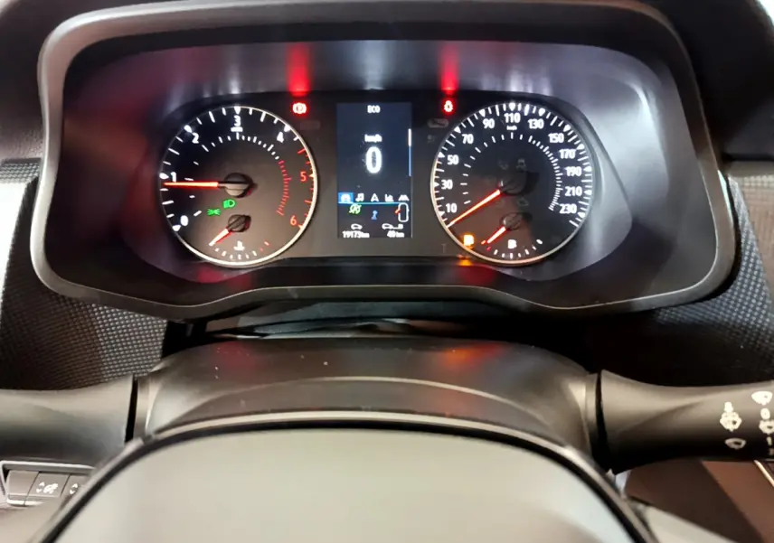 Tableau de bord du Renault Trafic Fourgon 2022 avec compteurs analogiques et écran digital au centre, affichage au repos.