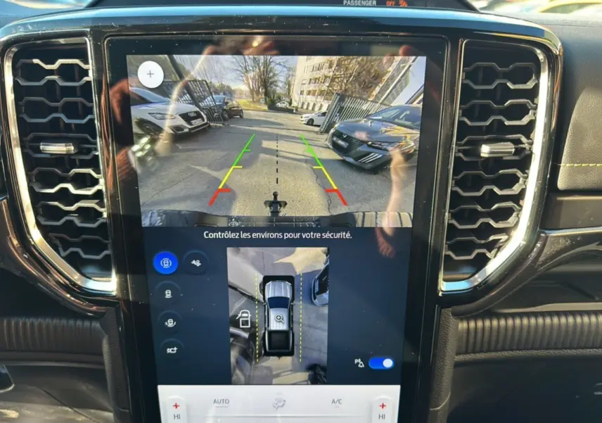 Écran central du Ford Ranger 2025 gris iconic montrant la caméra de recul et l'aide au stationnement.