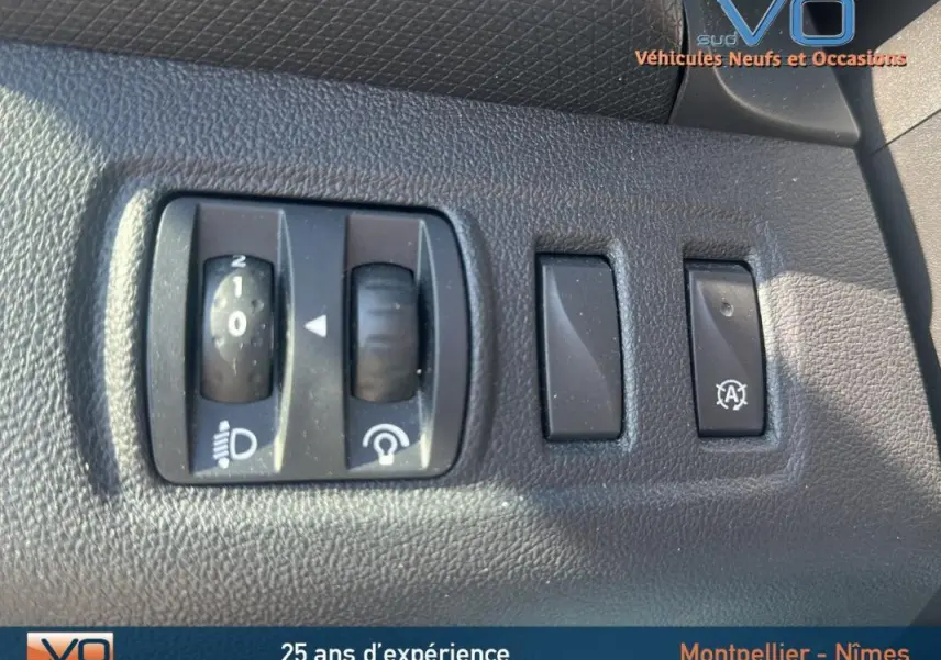 Gros plan sur les commandes d'éclairage et d'assistance au démarrage de la Renault Clio IV Estate Business blanche.