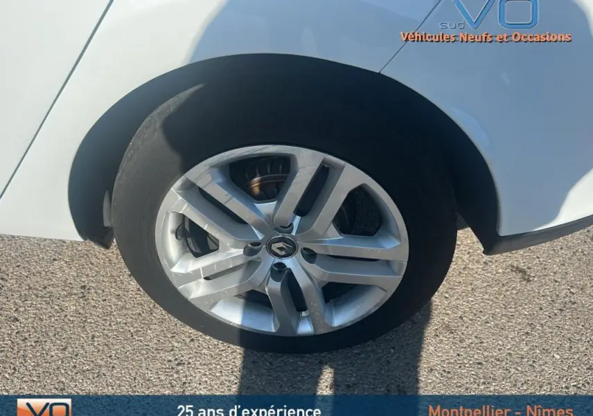 Gros plan sur la roue avant droite de la Renault Clio IV Estate Business blanche, avec jante alliage et logo Renault visible.