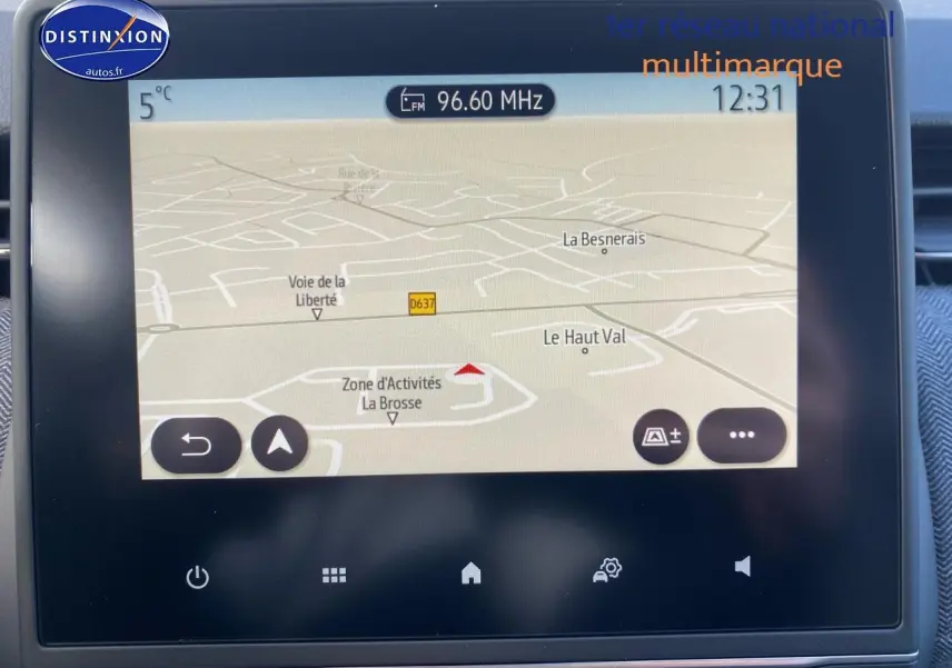 Écran tactile central affichant la navigation GPS dans un Renault Clio V gris Rafale, vue intérieure frontale.
