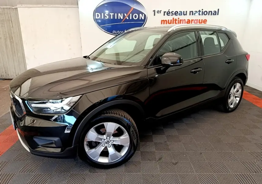 Vue 3/4 avant droit du Volvo XC40 noir 2020, avec jantes argentées et rétroviseurs assortis.