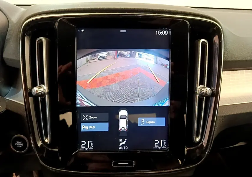 Écran tactile central affichant la caméra de recul dans l’habitacle noir du Volvo XC40 T2 Momentum 2020.