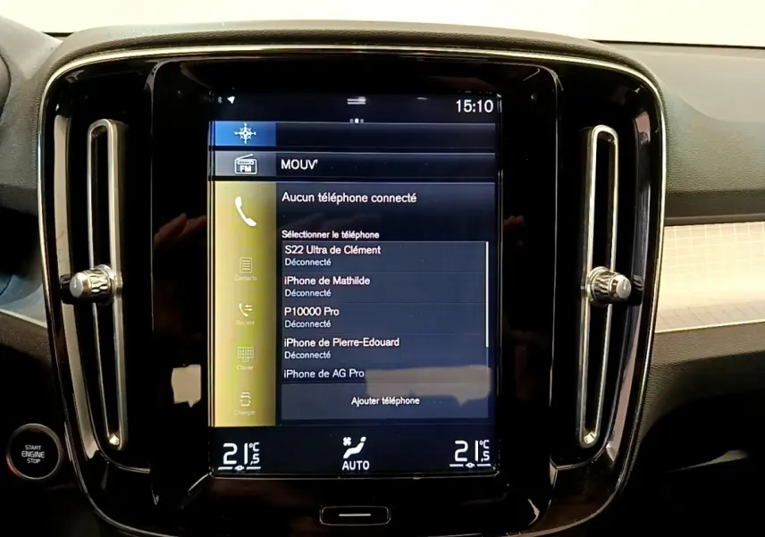 Écran tactile central du tableau de bord noir du Volvo XC40 Momentum, avec commandes climatisation et ventilation visibles.