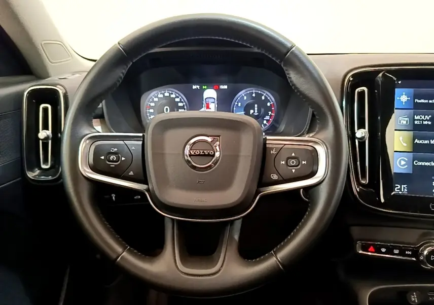 Vue centrée sur le volant noir de la Volvo XC40 T2 2020 avec tableau de bord numérique et écran tactile latéral.