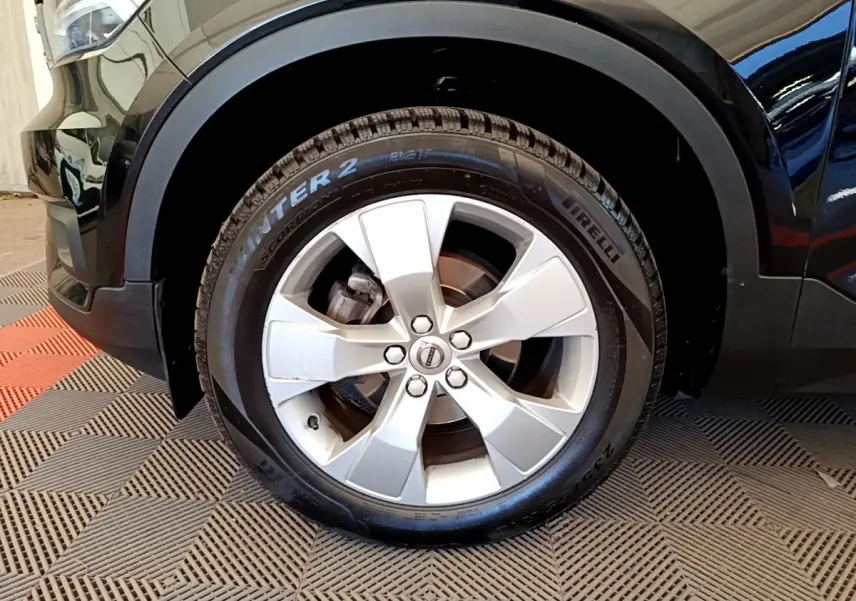 Gros plan sur la roue avant gauche d’un Volvo XC40 noir, avec jante argentée et pneu Pirelli Scorpion Winter 2.